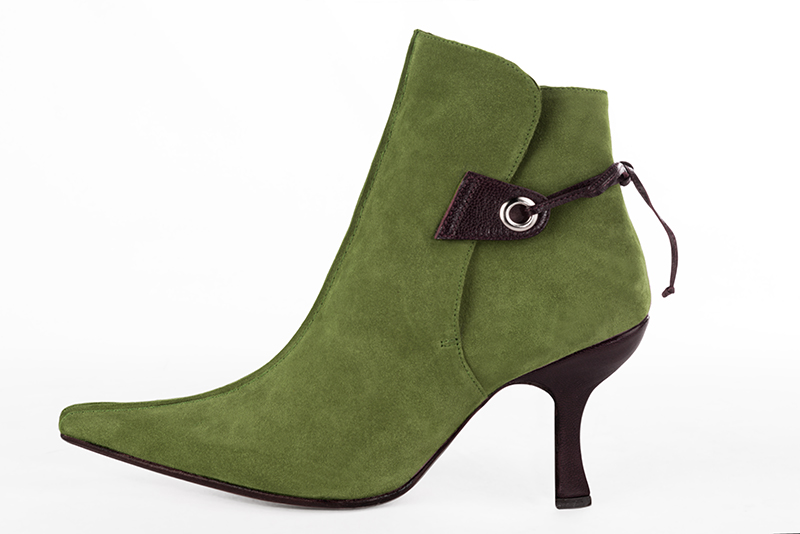 Bottines élégantes et raffinées avec des lacets à l'arrière, coloris vert pistache et marron ébène. Bout pointu. Haut. Talon bobine. Personnalisation : Choix des cuirs, des couleurs et des talons. Cou-de-pied sur mesure. - Florence KOOIJMAN