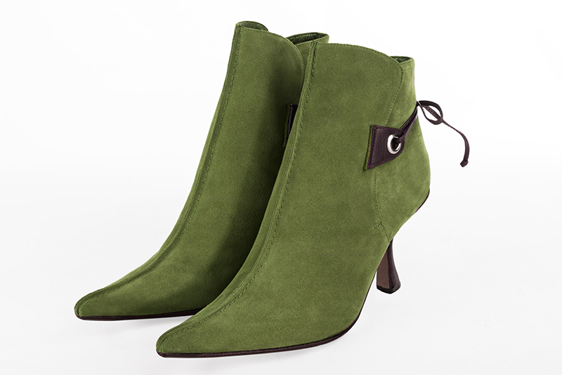 Bottines élégantes et raffinées avec des lacets à l'arrière, coloris vert pistache et marron ébène. Bout pointu. Haut. Talon bobine. Personnalisation : Choix des cuirs, des couleurs et des talons. Cou-de-pied sur mesure. - Florence KOOIJMAN