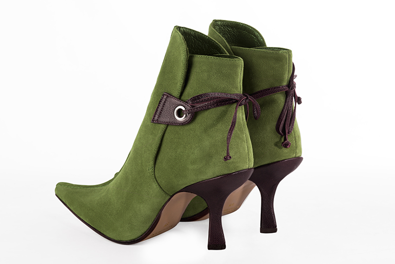 Bottines élégantes et raffinées avec des lacets à l'arrière, coloris vert pistache et marron ébène. Bout pointu. Haut. Talon bobine. Personnalisation : Choix des cuirs, des couleurs et des talons. Cou-de-pied sur mesure. - Florence KOOIJMAN