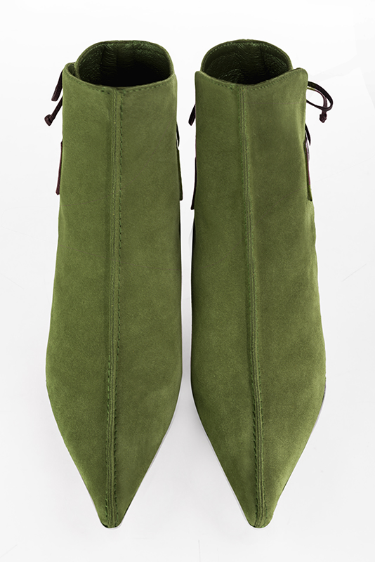 Bottines élégantes et raffinées avec des lacets à l'arrière, coloris vert pistache et marron ébène. Bout pointu. Haut. Talon bobine. Personnalisation : Choix des cuirs, des couleurs et des talons. Cou-de-pied sur mesure. - Florence KOOIJMAN