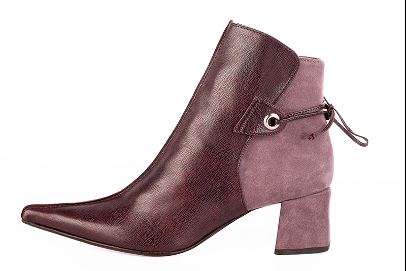 Bottines élégantes et raffinées avec des lacets à l'arrière, coloris rouge aubergine et rose vieux rose. Bout pointu. Mi-haut à haut. Talon bottier. Personnalisation : Choix des cuirs, des couleurs et des talons. Cou-de-pied sur mesure. - Florence KOOIJMAN