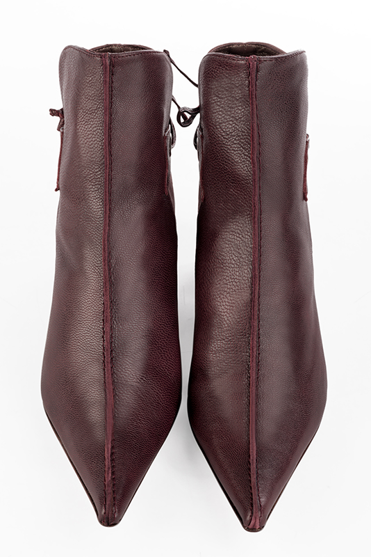 Bottines élégantes et raffinées avec des lacets à l'arrière, coloris rouge aubergine et rose vieux rose. Bout pointu. Mi-haut à haut. Talon bottier. Personnalisation : Choix des cuirs, des couleurs et des talons. Cou-de-pied sur mesure. - Florence KOOIJMAN