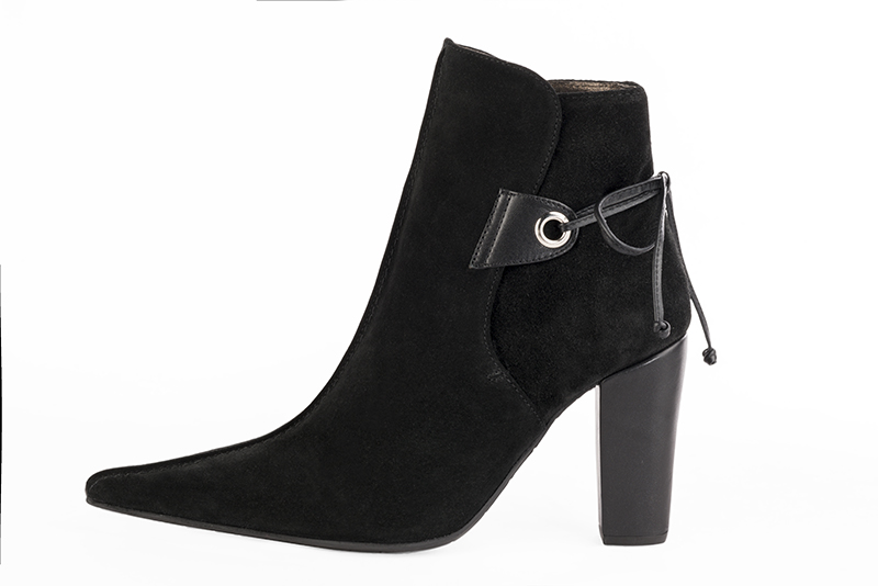 Bottines élégantes et raffinées avec des lacets à l'arrière, coloris noir mat. Bout pointu. Haut. Talon bottier. Personnalisation : Choix des cuirs, des couleurs et des talons. Cou-de-pied sur mesure. - Florence KOOIJMAN
