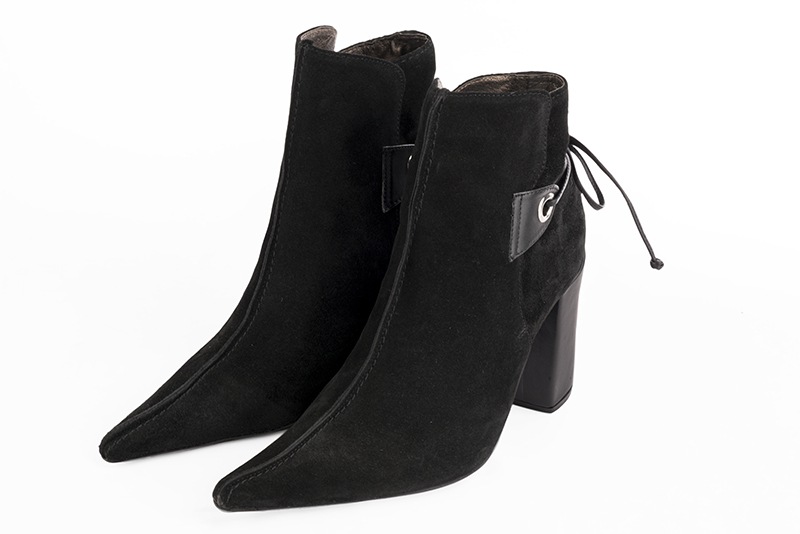 Bottines élégantes et raffinées avec des lacets à l'arrière, coloris noir mat. Bout pointu. Haut. Talon bottier. Personnalisation : Choix des cuirs, des couleurs et des talons. Cou-de-pied sur mesure. - Florence KOOIJMAN