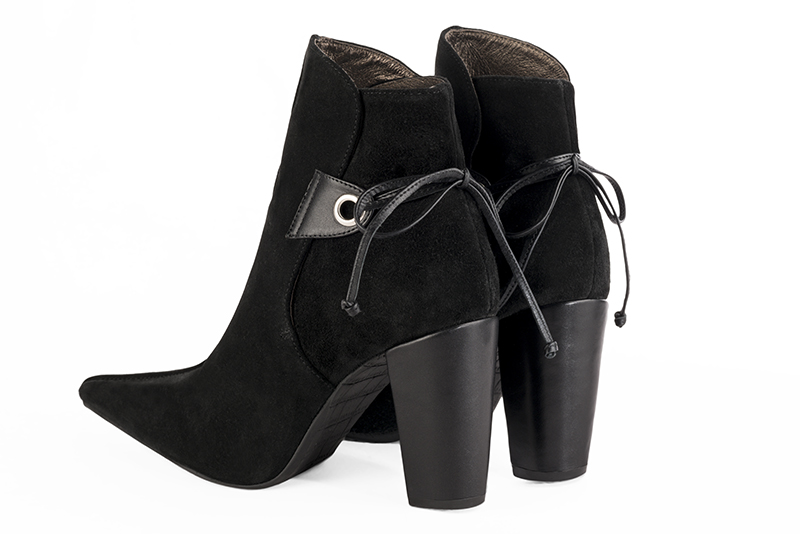 Bottines élégantes et raffinées avec des lacets à l'arrière, coloris noir mat. Bout pointu. Haut. Talon bottier. Personnalisation : Choix des cuirs, des couleurs et des talons. Cou-de-pied sur mesure. - Florence KOOIJMAN