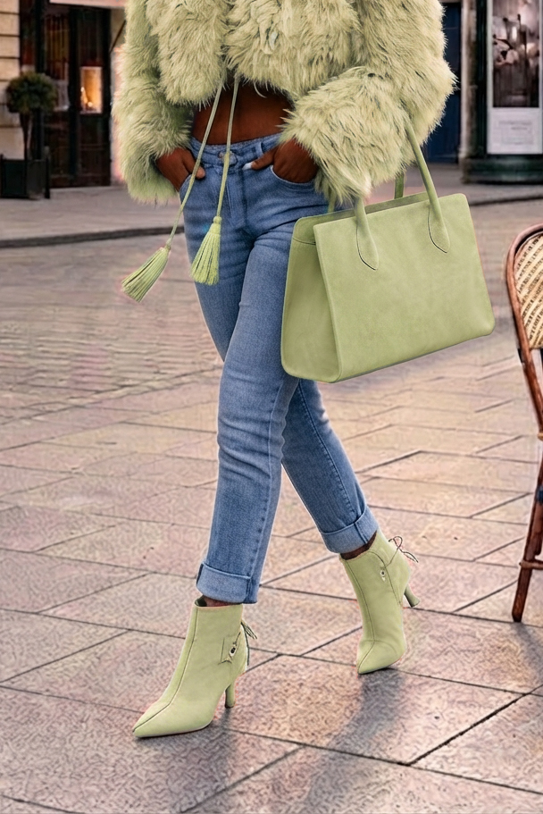 Bottines à laçage arrière pour femme en cuir vert amande avec bout pointu et talon fin de 7.5 cm - Vue porté