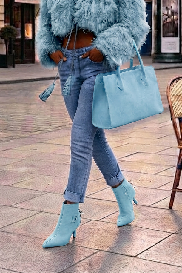 Bottines à laçage arrière pour femme en cuir bleu ciel avec bout pointu et talon fin de 7.5 cm - Vue porté