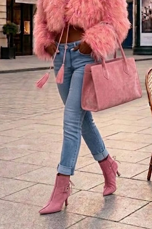 Bottines habillées femme lacets arrière en cuir rose camélia à talon fin de 7.5 cm et bout pointu - Vue porté