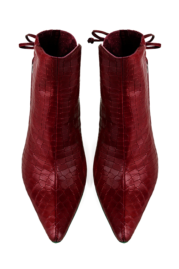 Boots femme : Bottines lacets à l'arrière couleur rouge bordeaux. Bout effilé. Talon très haut bobine. Vue du dessus - Florence KOOIJMAN