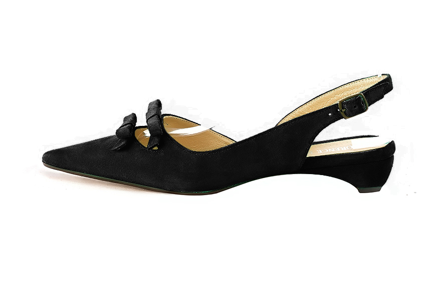 Escarpins bride arrière avec un noeud noir mat. Bout pointu. Talon trotteur plat - Vue de profil