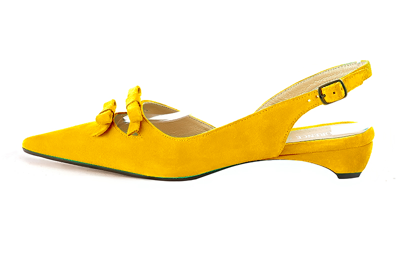 Chaussure femme à brides :  couleur jaune soleil. Bout pointu. Talon plat trotteur. Vue de profil - Florence KOOIJMAN