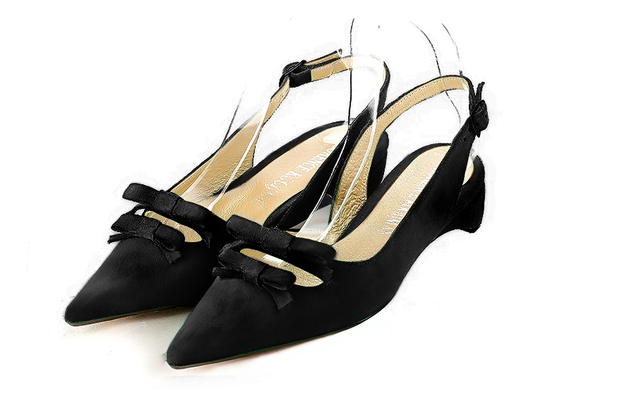 Escarpins bride arrière avec un noeud noir mat. Bout pointu. Talon trotteur plat - Vue avant