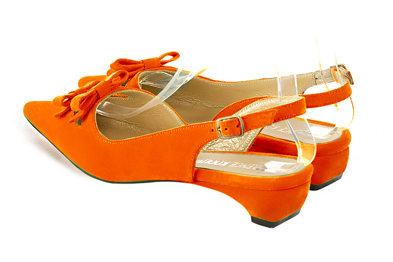 Chaussure femme à brides :  couleur orange clémentine. Bout pointu. Talon plat trotteur. Vue arrière - Florence KOOIJMAN