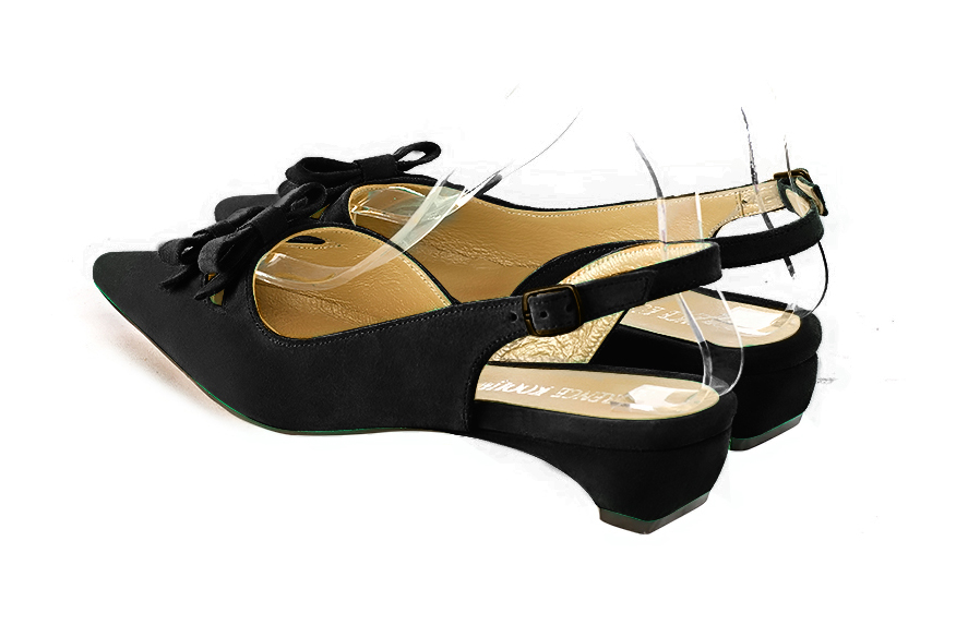 Escarpins bride arrière avec un noeud noir mat. Bout pointu. Talon trotteur plat - Vue arrière