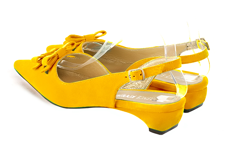 Chaussure femme à brides :  couleur jaune soleil. Bout pointu. Talon plat trotteur. Vue arrière - Florence KOOIJMAN