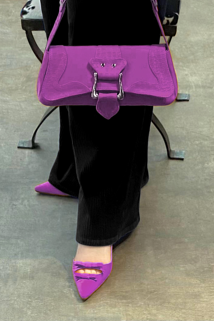 Chaussure femme à brides :  couleur violet mauve. Bout pointu. Talon plat trotteur. Vue porté - Florence KOOIJMAN