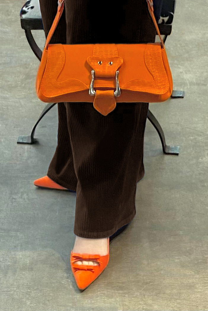 Chaussure femme à brides :  couleur orange clémentine. Bout pointu. Talon plat trotteur. Vue porté - Florence KOOIJMAN