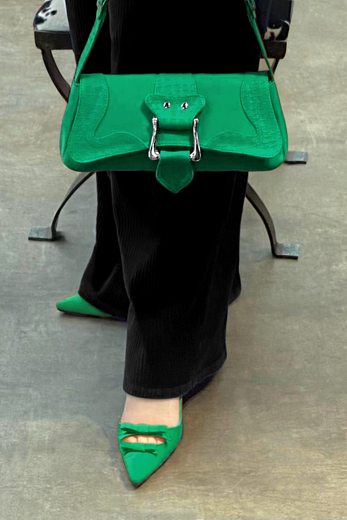 Chaussure femme à brides :  couleur vert émeraude. Bout pointu. Talon plat trotteur. Vue porté - Florence KOOIJMAN