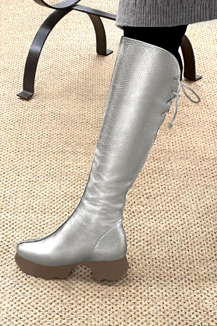Botte femme : Bottes femme avec des lacets arrières sur mesures couleur argent platine. Bout rond. Semelle gomme petit talon. Vue porté - Florence KOOIJMAN