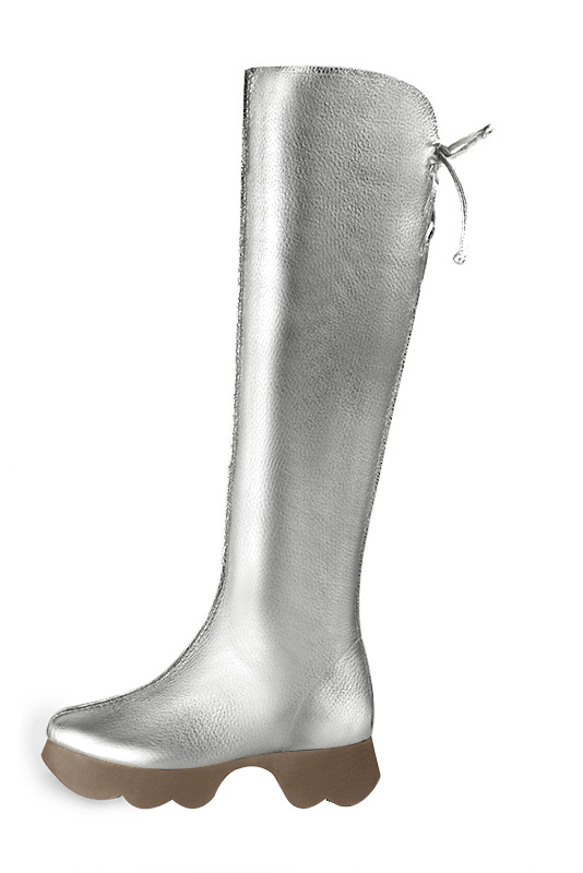 Botte femme : Bottes femme avec des lacets arrières sur mesures couleur argent platine. Bout rond. Semelle gomme petit talon. Vue de profil - Florence KOOIJMAN