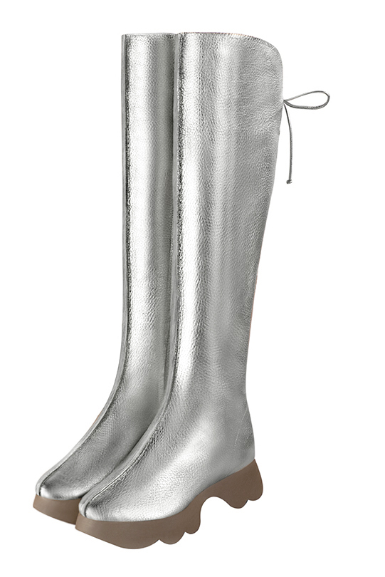 Botte femme : Bottes femme avec des lacets arrières sur mesures couleur argent platine. Bout rond. Semelle gomme petit talon. Vue avant - Florence KOOIJMAN