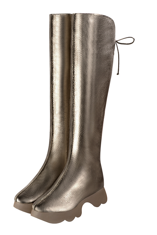 Botte femme : Bottes femme avec des lacets arrières sur mesures couleur beige mastic. Bout rond. Semelle gomme petit talon. Vue avant - Florence KOOIJMAN