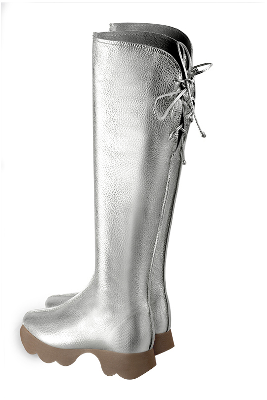 Botte femme : Bottes femme avec des lacets arrières sur mesures couleur argent platine. Bout rond. Semelle gomme petit talon. Vue arrière - Florence KOOIJMAN