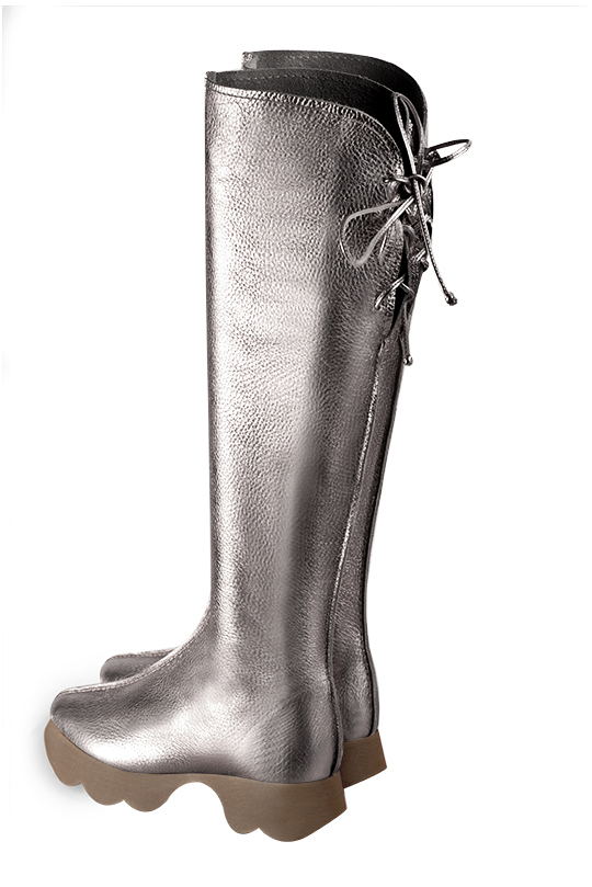 Botte femme : Bottes femme avec des lacets arrières sur mesures couleur gris cendre. Bout rond. Semelle gomme petit talon. Vue arrière - Florence KOOIJMAN