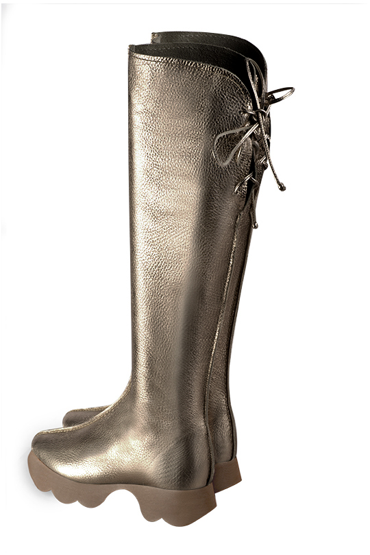 Botte femme : Bottes femme avec des lacets arrières sur mesures couleur beige mastic. Bout rond. Semelle gomme petit talon. Vue arrière - Florence KOOIJMAN