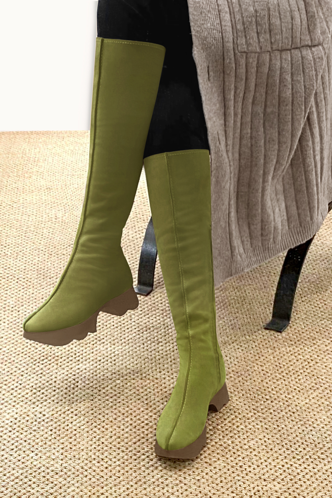 Botte femme : Bottes femme avec des lacets arrières sur mesures couleur vert pistache. Bout rond. Semelle gomme petit talon. Vue arrière - Florence KOOIJMAN