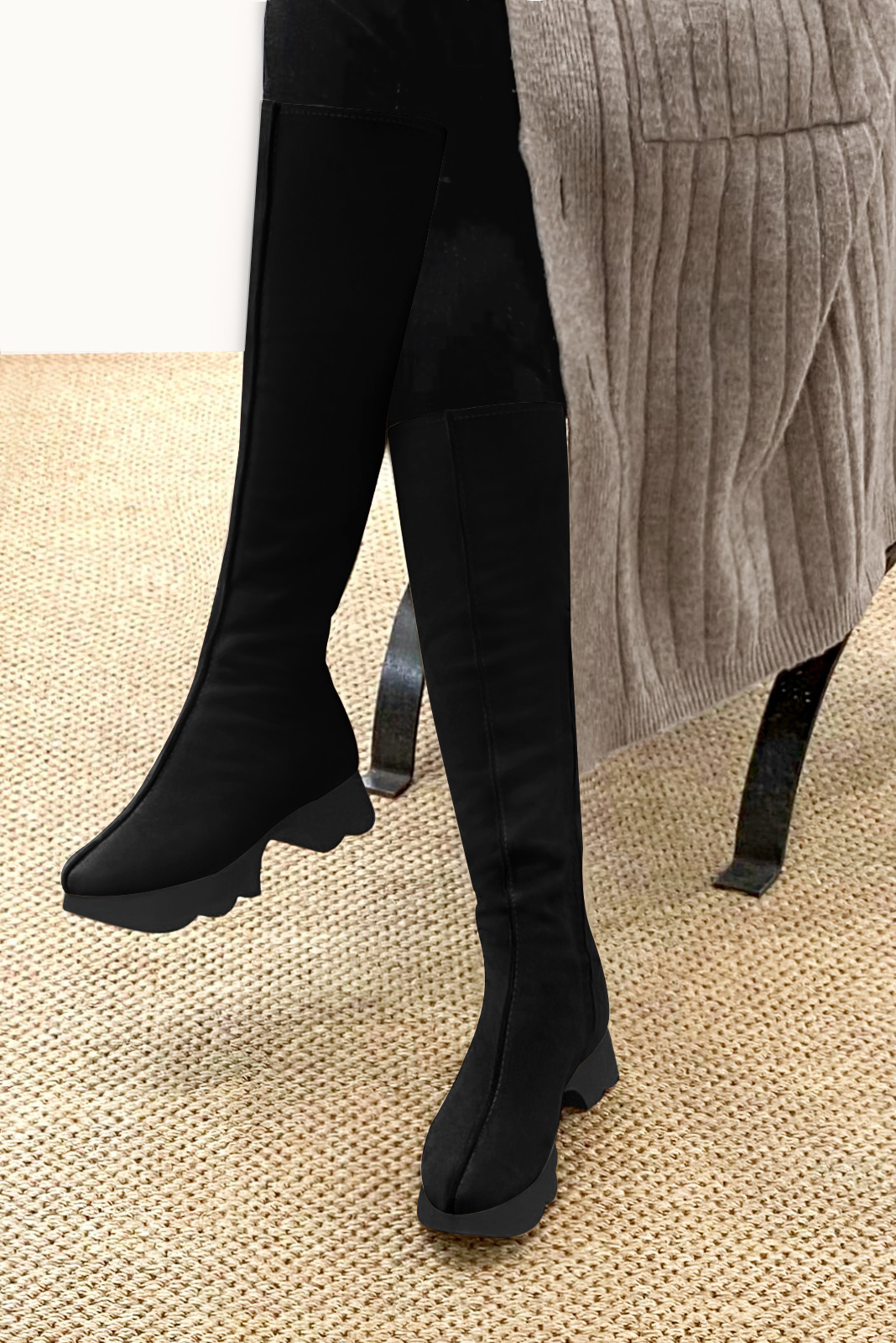 Botte femme : Bottes femme avec des lacets arrières sur mesures couleur noir mat. Bout rond. Semelle gomme petit talon. Vue arrière - Florence KOOIJMAN