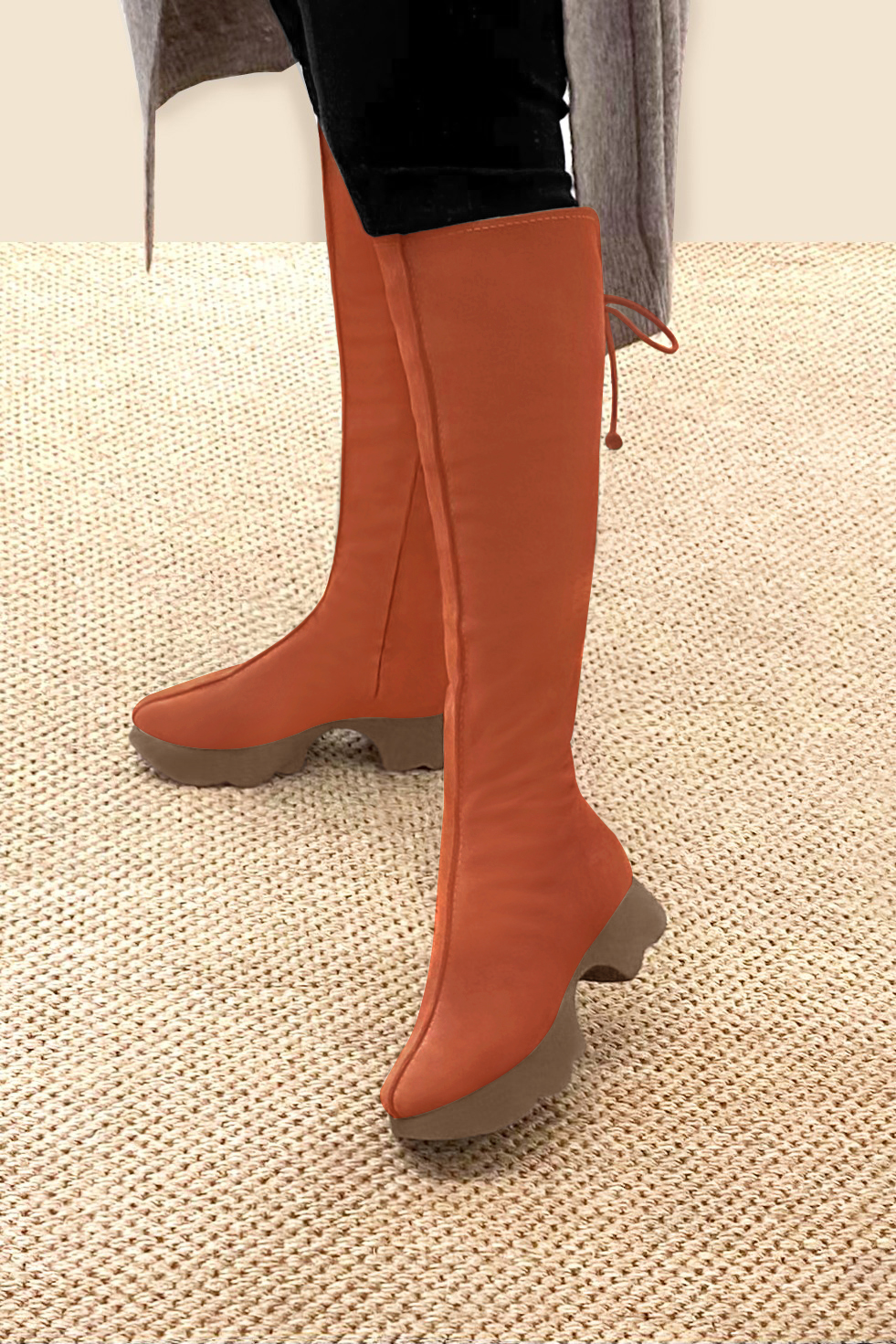 Botte femme : Bottes femme avec des lacets arrières sur mesures couleur orange corail. Bout rond. Semelle gomme petit talon. Vue porté - Florence KOOIJMAN