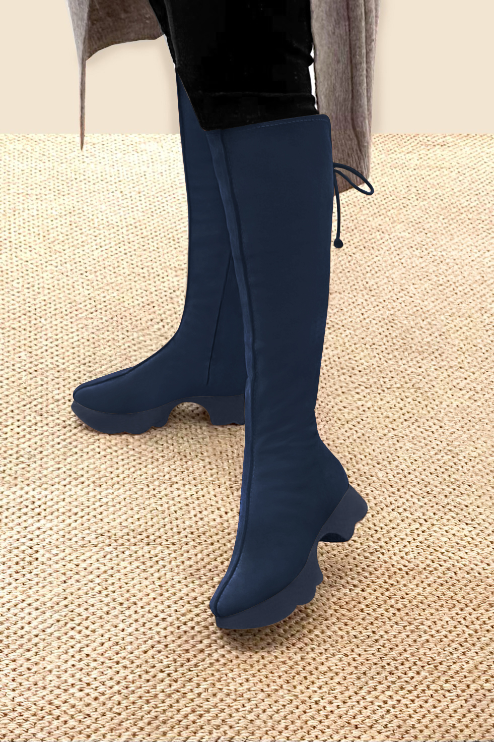 Botte femme : Bottes femme avec des lacets arrières sur mesures couleur bleu marine. Bout rond. Semelle gomme petit talon. Vue porté - Florence KOOIJMAN