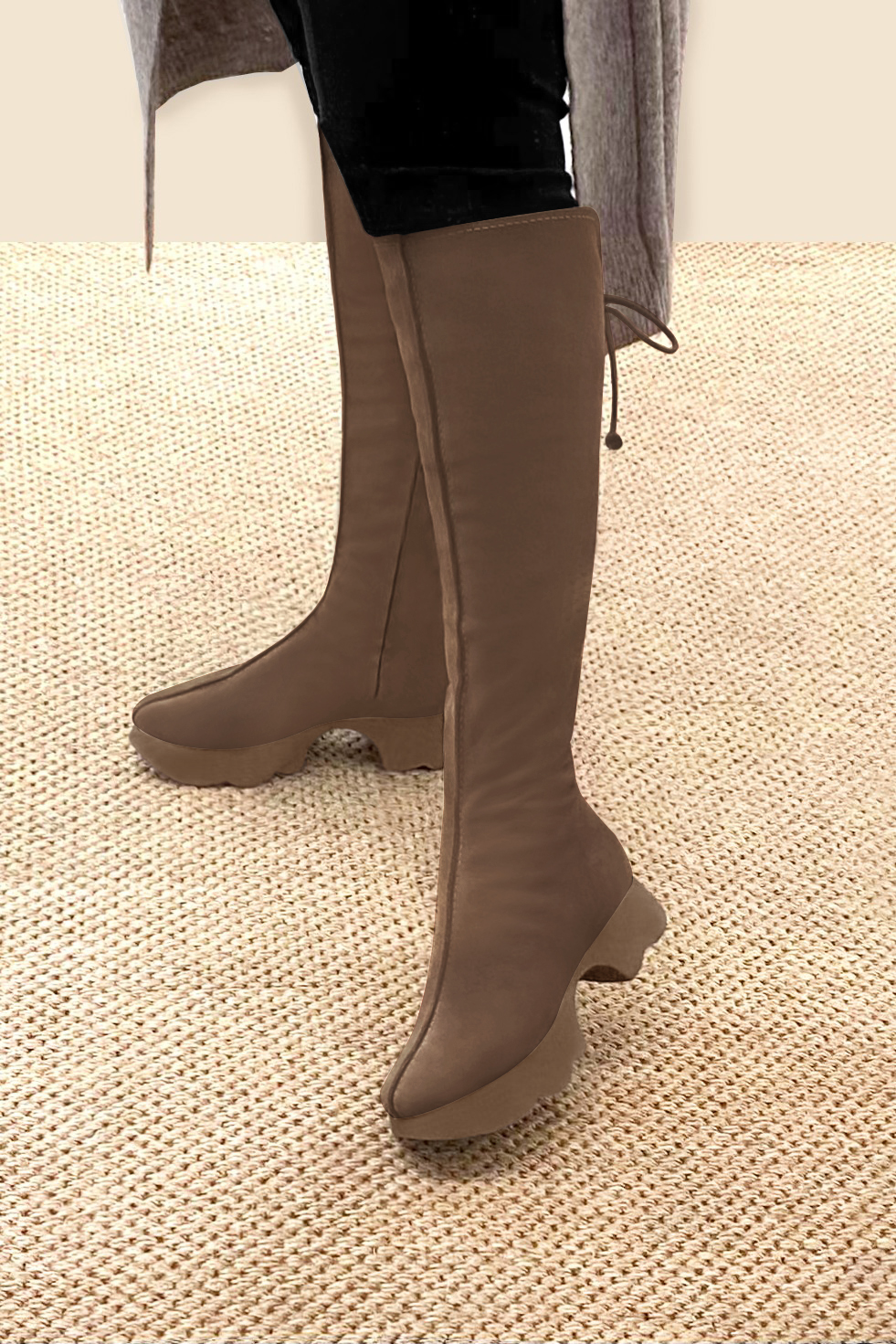 Botte femme : Bottes femme avec des lacets arrières sur mesures couleur marron chocolat. Bout rond. Semelle gomme petit talon. Vue porté - Florence KOOIJMAN