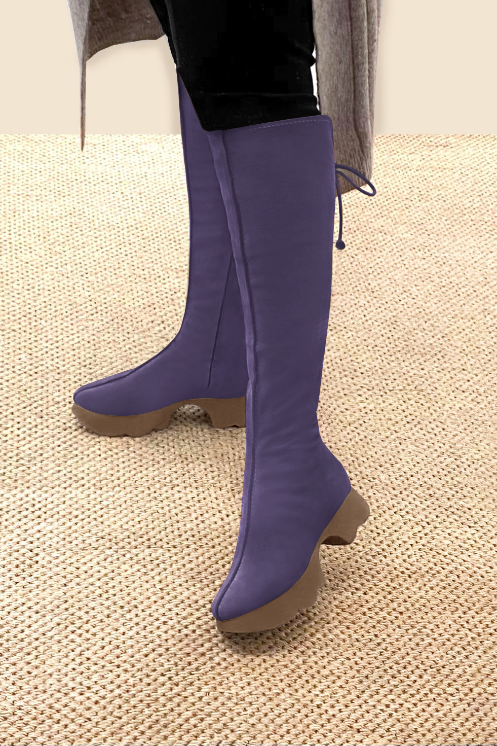 Botte femme : Bottes femme avec des lacets arrières sur mesures couleur violet lavande. Bout rond. Semelle gomme petit talon. Vue porté - Florence KOOIJMAN