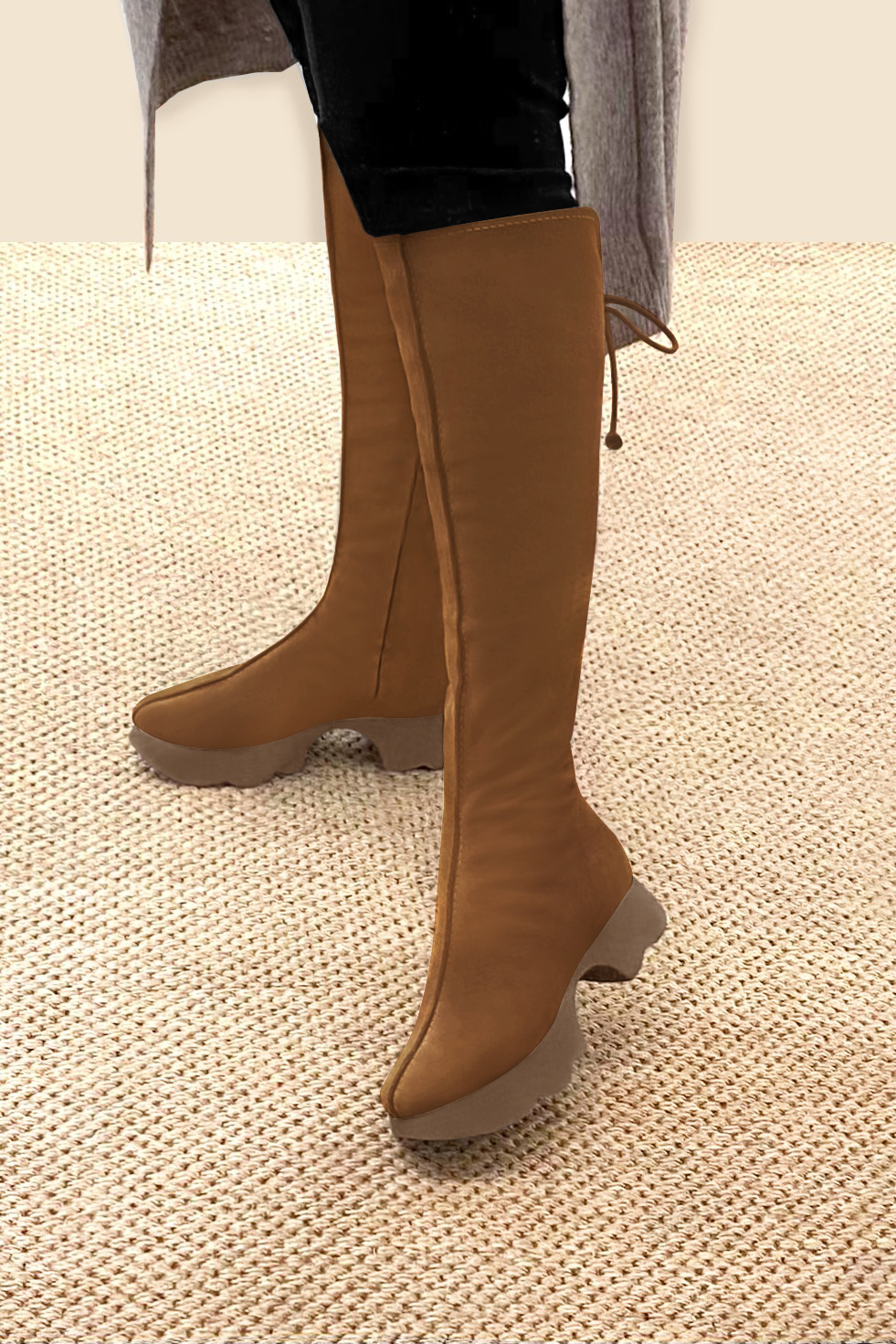 Botte femme : Bottes femme avec des lacets arrières sur mesures couleur marron caramel. Bout rond. Semelle gomme petit talon. Vue porté - Florence KOOIJMAN
