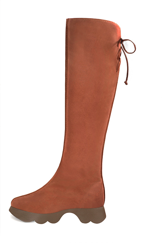 Botte femme : Bottes femme avec des lacets arrières sur mesures couleur orange corail. Bout rond. Semelle gomme petit talon. Vue de profil - Florence KOOIJMAN