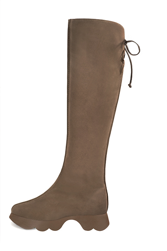 Botte femme : Bottes femme avec des lacets arrières sur mesures couleur marron chocolat. Bout rond. Semelle gomme petit talon. Vue de profil - Florence KOOIJMAN