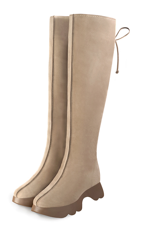 Botte femme : Bottes femme avec des lacets arrières sur mesures couleur beige biscuit. Bout rond. Semelle gomme petit talon. Vue avant - Florence KOOIJMAN