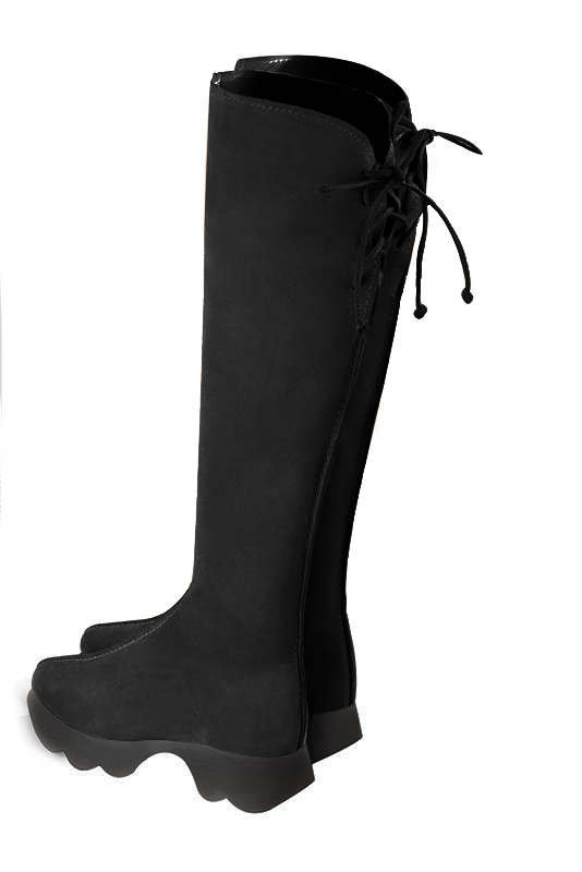 Botte femme : Bottes femme avec des lacets arrières sur mesures couleur noir mat. Bout rond. Semelle gomme petit talon. Vue arrière - Florence KOOIJMAN