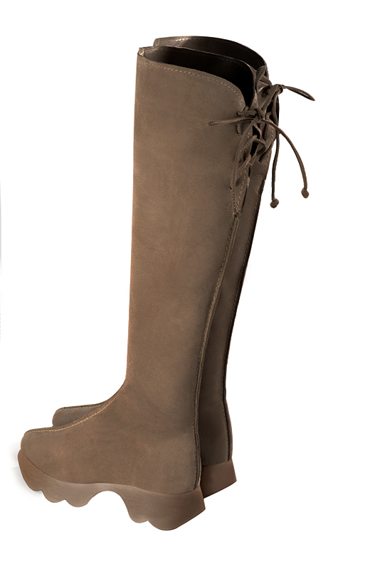 Botte femme : Bottes femme avec des lacets arrières sur mesures couleur marron chocolat. Bout rond. Semelle gomme petit talon. Vue arrière - Florence KOOIJMAN