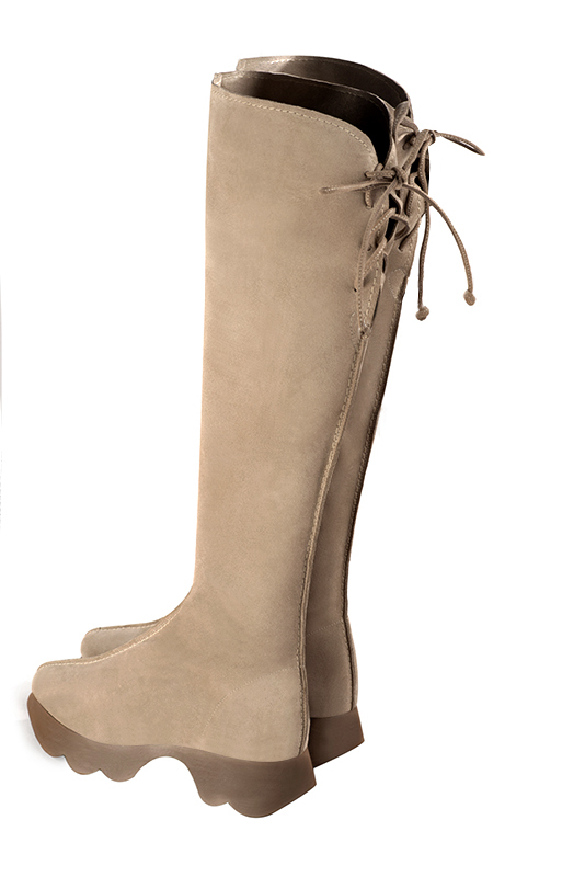 Botte femme : Bottes femme avec des lacets arrières sur mesures couleur beige biscuit. Bout rond. Semelle gomme petit talon. Vue arrière - Florence KOOIJMAN