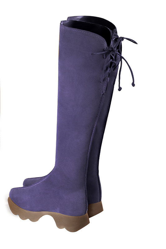 Botte femme : Bottes femme avec des lacets arrières sur mesures couleur violet lavande. Bout rond. Semelle gomme petit talon. Vue arrière - Florence KOOIJMAN