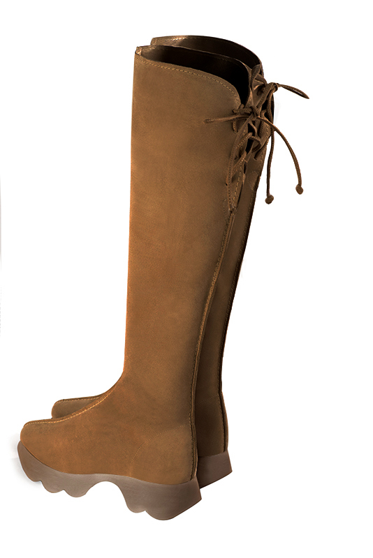 Botte femme : Bottes femme avec des lacets arrières sur mesures couleur marron caramel. Bout rond. Semelle gomme petit talon. Vue arrière - Florence KOOIJMAN
