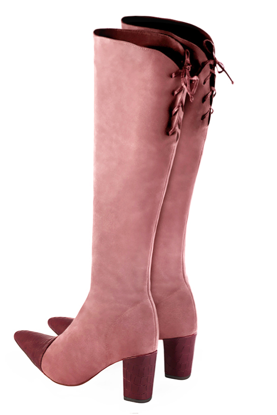 Botte femme : Bottes femme avec des lacets arrières sur mesures couleur rouge bordeaux et rose vieux rose. Bout effilé. Talon haut bottier. Vue arrière - Florence KOOIJMAN