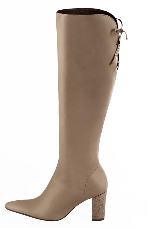 Bottes femme élégantes et raffinées, avec des lacets à l'arrière, réalisées sur mesure, coloris beige sahara. Bout effilé. Haut. Talon bottier. Mollets fins ou larges. Personnalisation : Choix des cuirs, des couleurs et des talons. - Florence KOOIJMAN