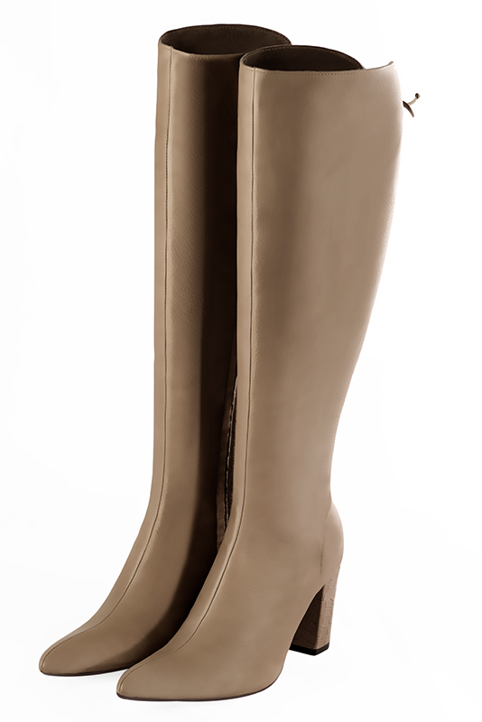 Bottes femme élégantes et raffinées, avec des lacets à l'arrière, réalisées sur mesure, coloris beige sahara. Bout effilé. Haut. Talon bottier. Mollets fins ou larges. Personnalisation : Choix des cuirs, des couleurs et des talons. - Florence KOOIJMAN