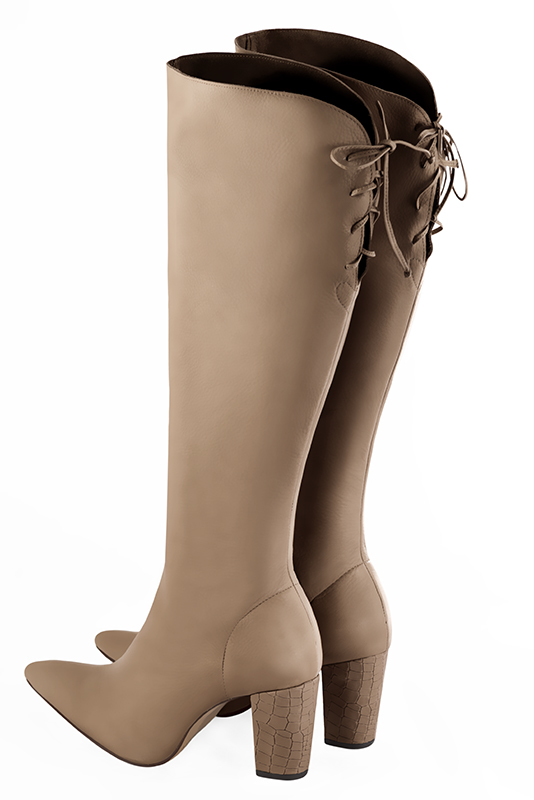 Bottes femme élégantes et raffinées, avec des lacets à l'arrière, réalisées sur mesure, coloris beige sahara. Bout effilé. Haut. Talon bottier. Mollets fins ou larges. Personnalisation : Choix des cuirs, des couleurs et des talons. - Florence KOOIJMAN