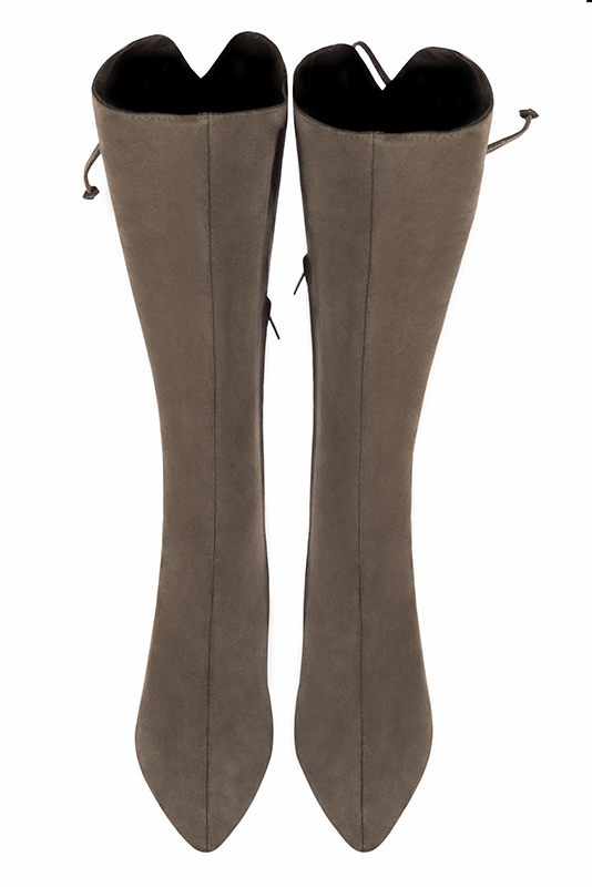 Bottes femme élégantes et raffinées, avec des lacets à l'arrière, réalisées sur mesure, coloris marron taupe. Bout effilé. Haut. Talon fin. Mollets fins ou larges. Personnalisation : Choix des cuirs, des couleurs et des talons. - Florence KOOIJMAN