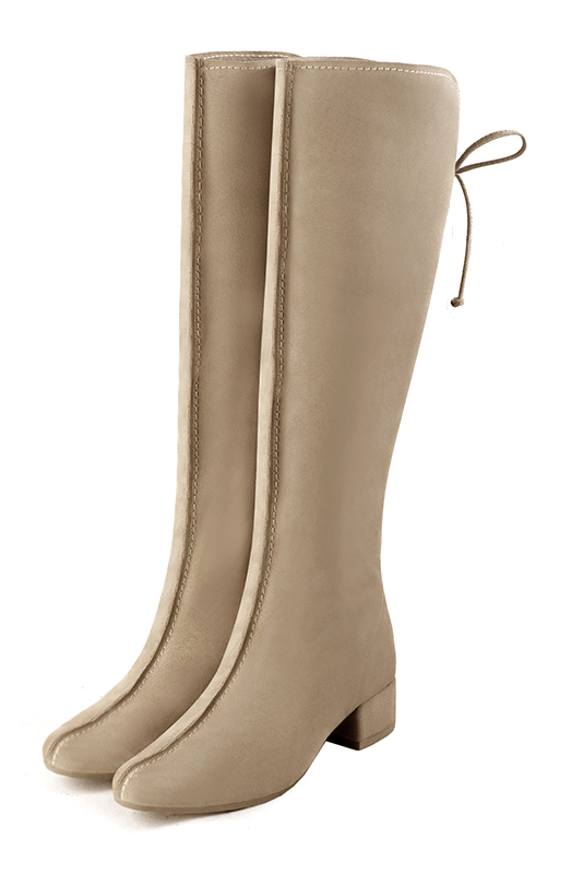 Botte femme : Bottes femme avec des lacets arrières sur mesures couleur beige sahara. Bout rond. Petit talon bottier. Vue avant - Florence KOOIJMAN